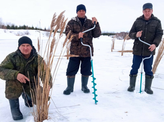 На водоемах Мешинского заказника пробурили кислородные лунки для рыб