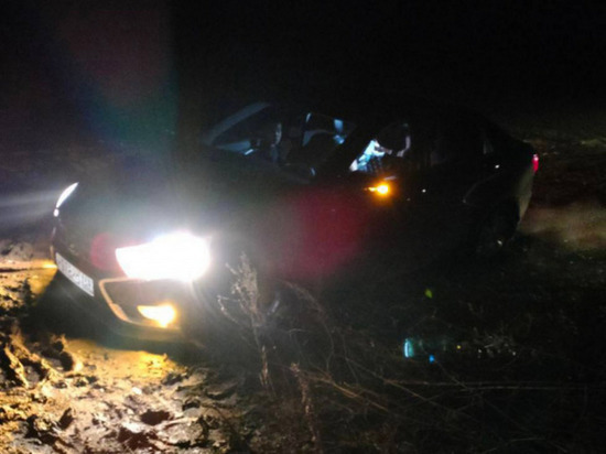 Из-за непролазной грязи под Саратовом застрял автомобиль, пришлось звать спасателей