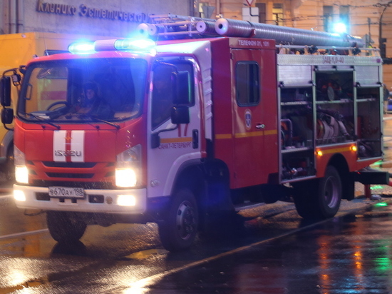 В пожаре на Комендантском проспекте погиб мужчина и пострадала женщина