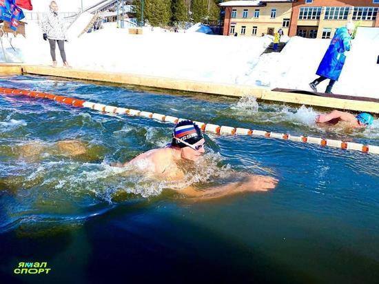 Спортсмен из ЯНАО взял серебро на соревнованиях по зимнему плаванию в Тобольске