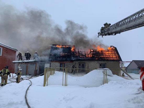 В Пурпе людей эвакуировали из горящего жилого дома