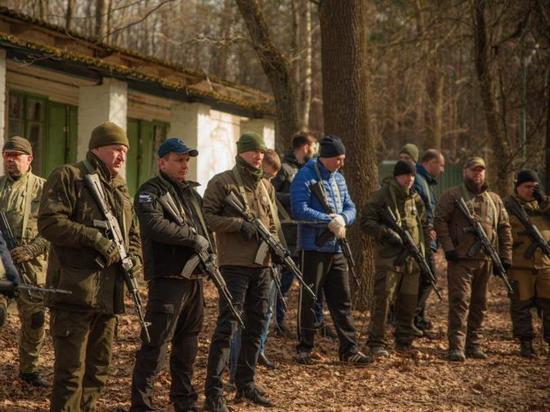 Сотрудники администрации Курска во главе с мэром прошил курс военной подготовки