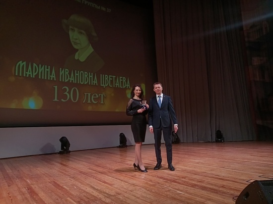 Президент Российского союза писателей вручил медаль поэтессе из Серпухова