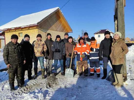 Сотрудники Минимущества Якутии помогли убрать снег семьям участников СВО