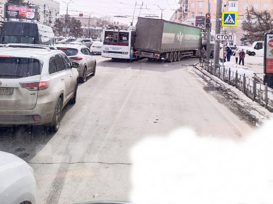 В центре Омска на Ленинградской площади столкнулись дальнобойный грузовик и троллейбус
