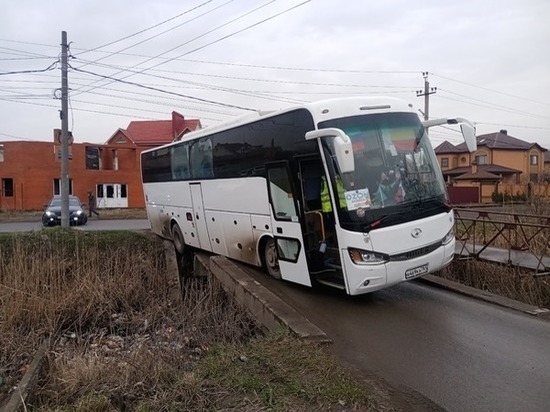 В Батайске пассажирский автобус съехал с мостика на Ленинградской
