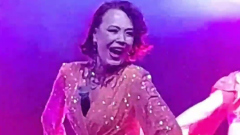 Азиза засунула микрофон в грудь: видео "прощального" концерта