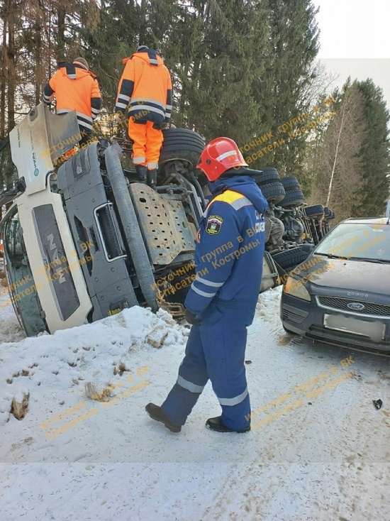 Поскользнулся: на трассе Кострома-Галич-Орехово-Буй опрокинулся в кювет грузовик-лесовоз