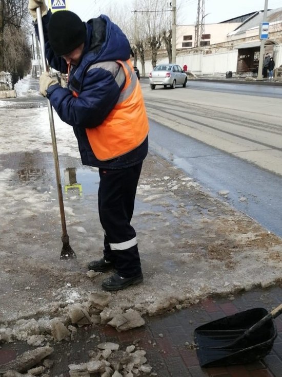 В Кирове дорожные рабочие чистят тротуары, на состояние которых жалуются кировчане