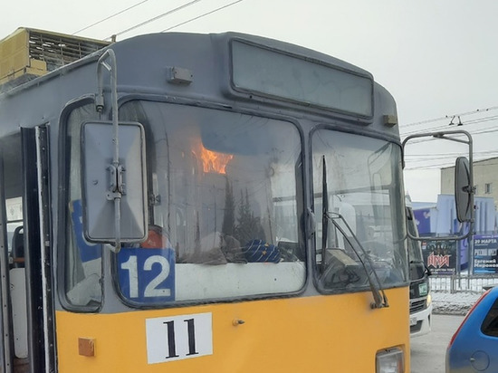 В центре Омска троллейбус «сгорел на работе»