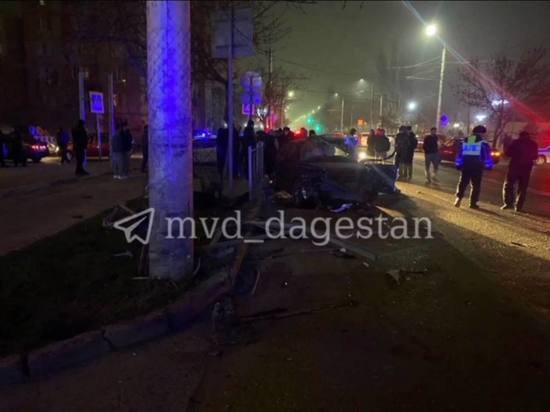 Машина в Дагестане въехала в столб