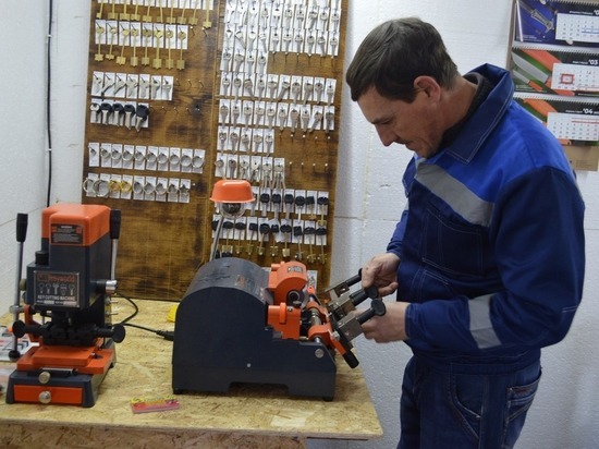 Белгородский токарь-фрезеровщик открыл свою мастерскую по изготовлению ключей после заключения соцконтракта
