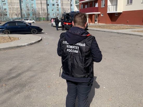 В Астрахани несовершеннолетний парень упал с крыши многоэтажки