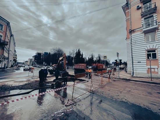 В центре Твери на Новоторжской провал асфальта: пар распространился по улице