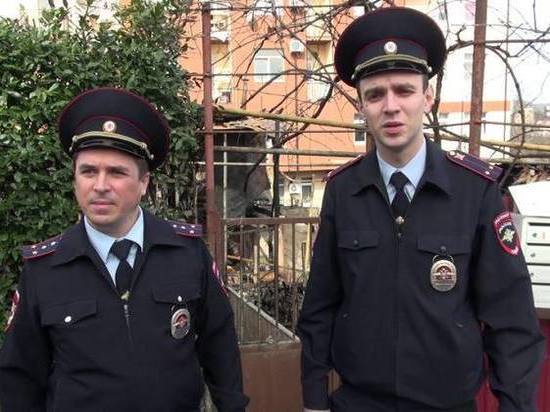 Полицейские вынесли пенсионерку из горящего строения в Сочи