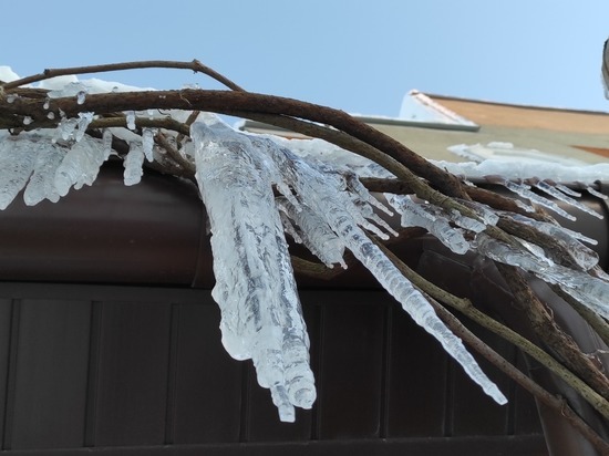 В Кирове защищать жителей от падения снега с крыш будут ленты и звонки в УК