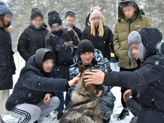 Подростки из реабилитационного центра в Тюменской области познакомились с мохнатыми полицейскими