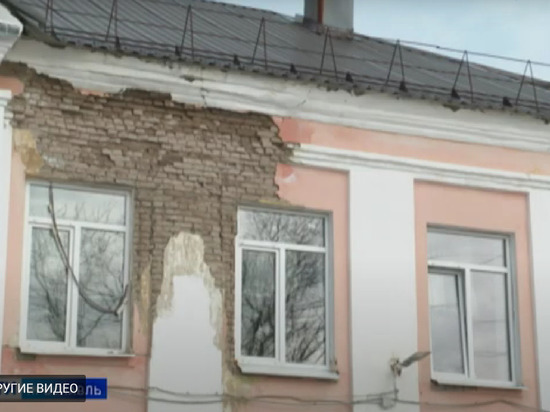 В Ярославле прокуратура проверит, почему осыпается фасад школы 35