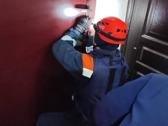 В Тимашевском районе спасатели вскрыли дверь квартиры, в которой находился ребёнок