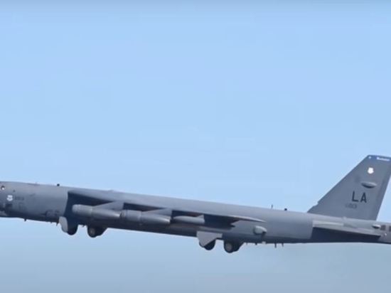 У границ России засекли два американских бомбардировщика