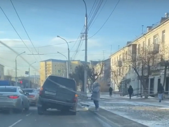 В Красноярске под колесами внедорожника провалился отремонтированный асфальт