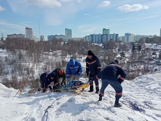 В Новосибирске лыжника эвакуировали из 250-метрового оврага