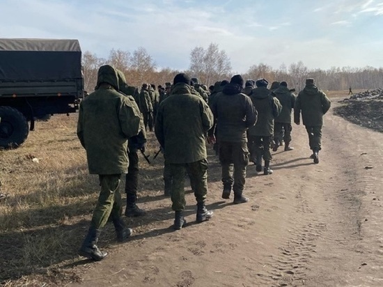 Жители Алтайского края вновь стали получать повестки в военкомат