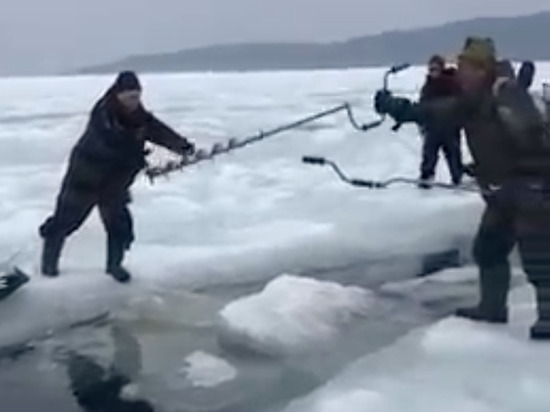 Рыбаки срочно эвакуировались со льда в заливе Мордвинова на Сахалине