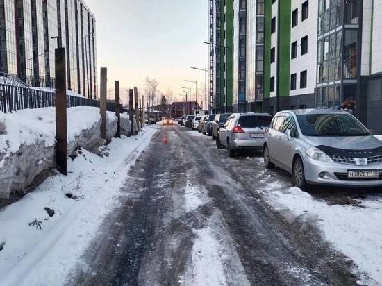 Первоклассник попал под машину во дворе дома в Иркутске
