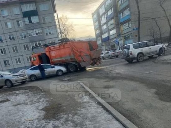 Водитель Toyota Prius заехала под мусоровоз в Южно-Сахалинске
