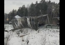 На 42-м километре Екатеринбургской кольцевой автодороги грузовик обрушил пешеходный мост, сообщает URA.RU