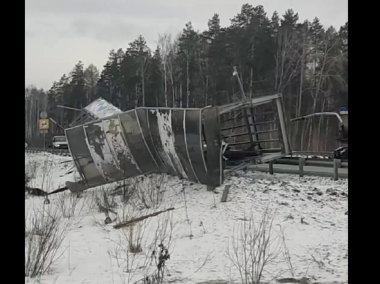 В Екатеринбурге грузовик поднял кузов и разрушил мост