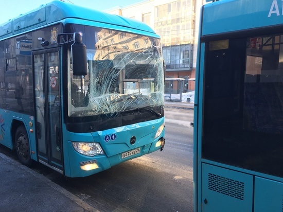 Утро в Архангельске началось с «поцелуя» двух автобусов