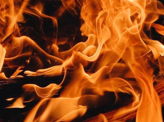 В Бурятии пожарные пытаются потушить сильный пожар, который «ползет» на соседние дома