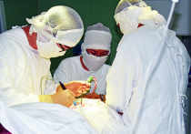 На протяжении 25 лет опытные врачи-хирурги БСМП имени Валерия Ангапова расширяют возможности использования лапароскопических операций в Бурятии, когда вместо большого разреза делают небольшие проколы, через которые проводят операции на внутренних органах