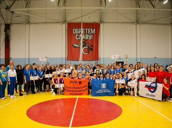 В Краснодаре в рамках Спартакиады трудящихся провели соревнования по волейболу