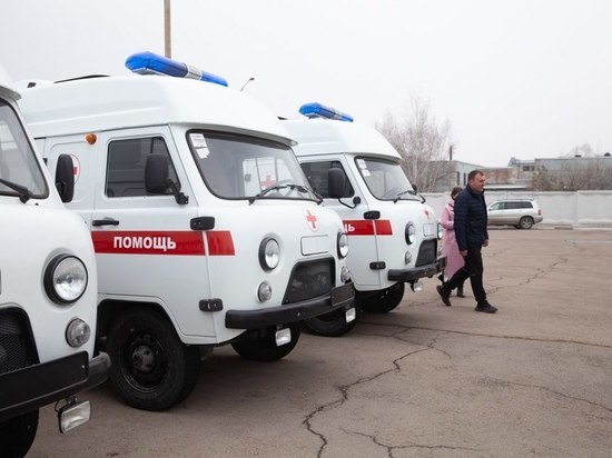 Больницам Приамурья передали 11 новых машин скорой помощи