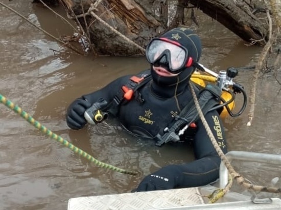 В Курской области водолазы ищут в реке Усожа тело утонувшего рыбака