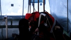 Подготовка водолаза из спасотряда Хабаровского края к работе