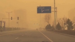 Китайскую провинцию Ганьсу накрыл песчаный шторм: видео природного явления