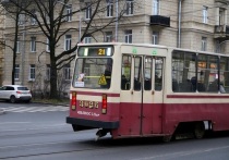 Петербургские подростки обстреляли трамвай из пневматического пистолета, сообщает 78.ru