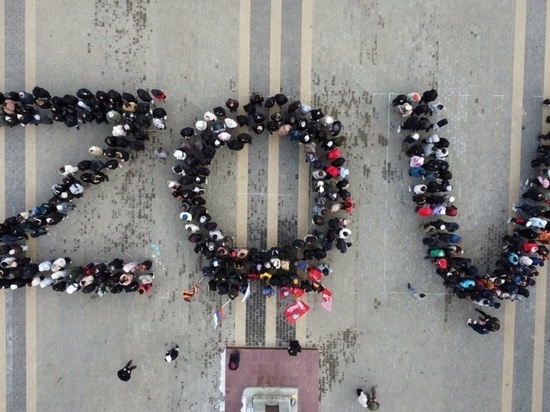 Более 400 нижегородцев выстроились в буквы ZOV в поддержку СВО