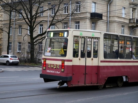 Подростки обстреляли трамвай из пневматики в Санкт-Петербурге