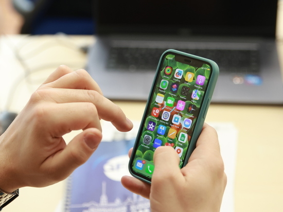 Губернатор Алиханов отказался от использования iPhone в работе