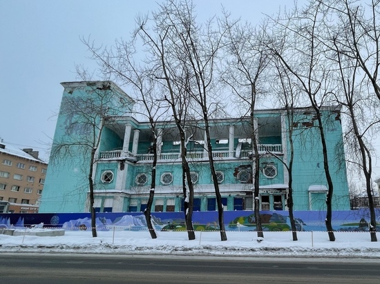 Возле здания кинотеатра «Родина» в Мурманске будут сносить деревья