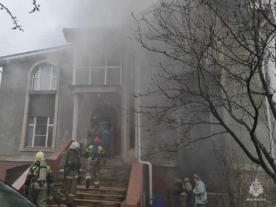 В Краснодаре утром загорелся подвал частного жилого дома