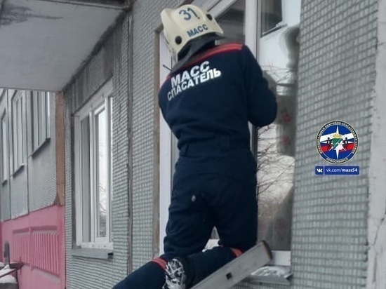 В Новосибирске годовалую девочку спасли из запертой квартиры