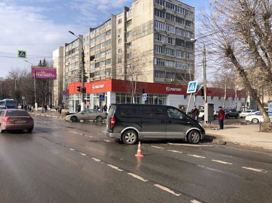 Женщина за рулем Hyundai спровоцировала ДТП на Горького в Твери