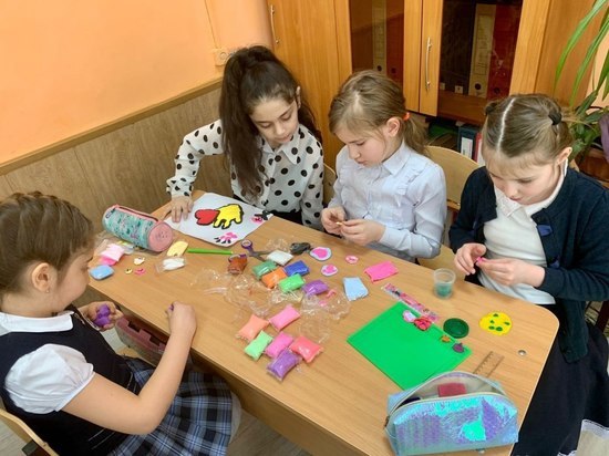 Школьники Серпухова делают талисманы для защитников Родины