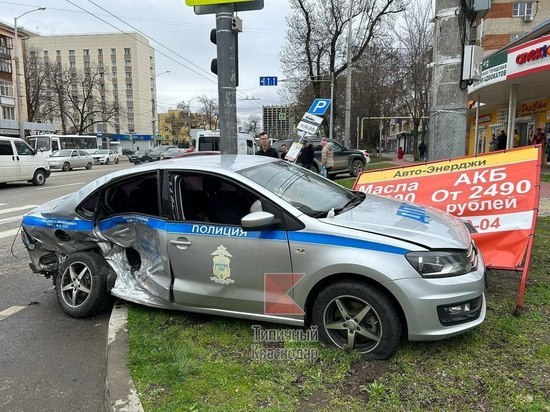 В центре Краснодара столкнулись машина ДПС и иномарка